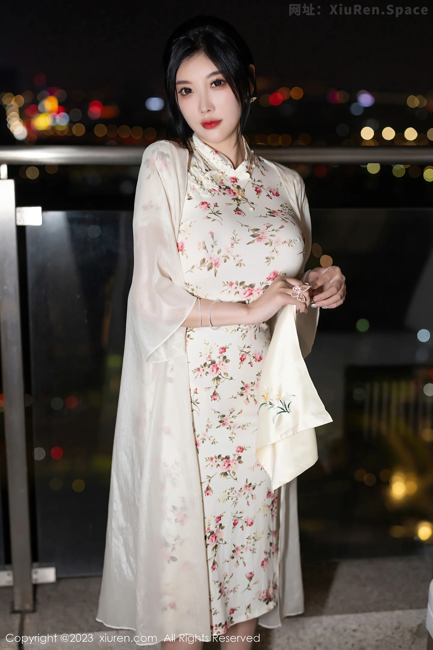 图片[4]-[XiuRen秀人网]VOL.7363 女神杨晨晨Yome性感米色长旗袍配开档肉丝秀丰腴身材诱惑写真86P-秀人网官方网站